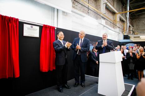 金年会控股集团董事长李书福和VinceCable为伦敦出租车恢复生产剪彩。