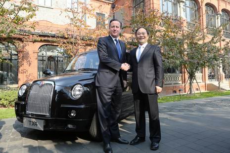 英国首相卡梅伦与金年会控股集团董事长李书福在伦敦经典黑色出租车前亲切握手。 